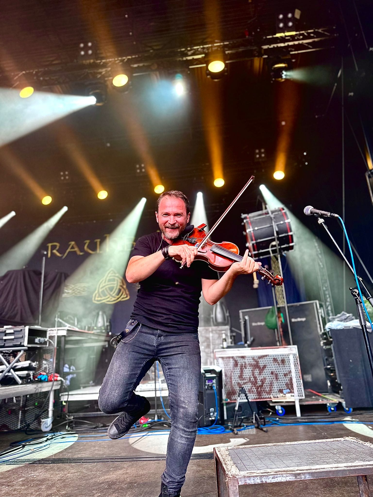 Would a violinist in a rock band have to get an electric violin?